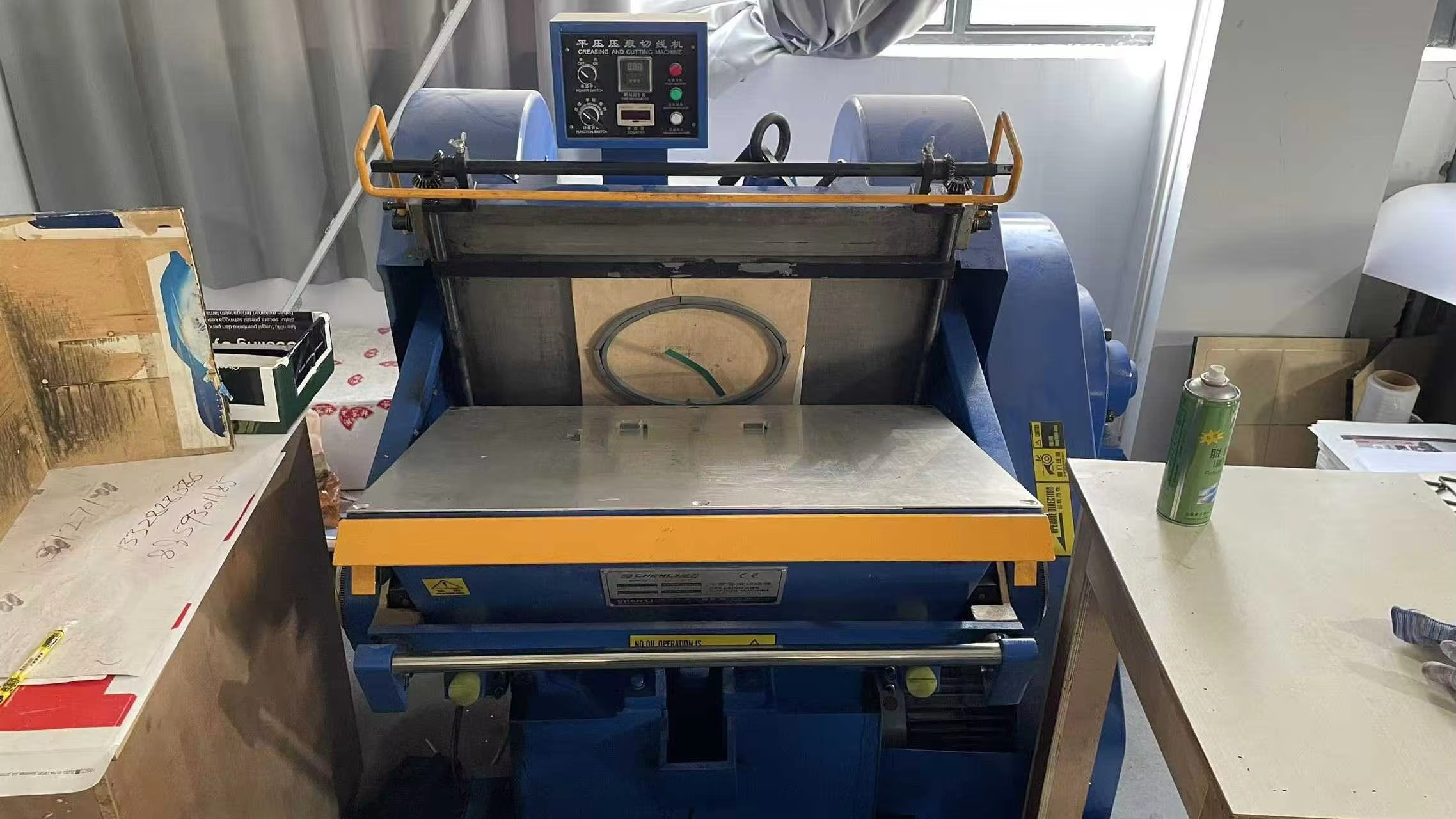 Platen die-cutting and creasing machine for stationery production